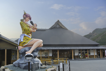 町をやさしく見守る鬼のモニュメント